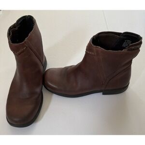 L.L. Bean Women's brown leather ankle boots